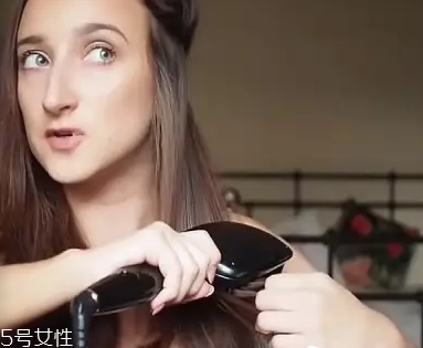 直發(fā)梳怎么用？直發(fā)梳使用步驟