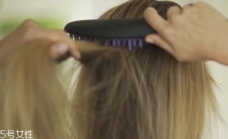 直發(fā)梳怎么用？直發(fā)梳使用步驟