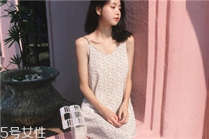 吊帶裙怎么穿好看？吊帶裙穿搭技巧