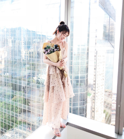 吊帶裙怎么穿好看？吊帶裙穿搭技巧