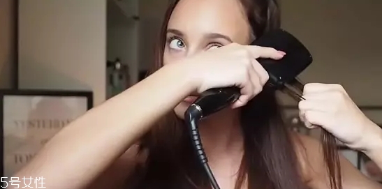 直發(fā)梳怎么弄卷發(fā)？直發(fā)梳可以弄卷發(fā)嗎