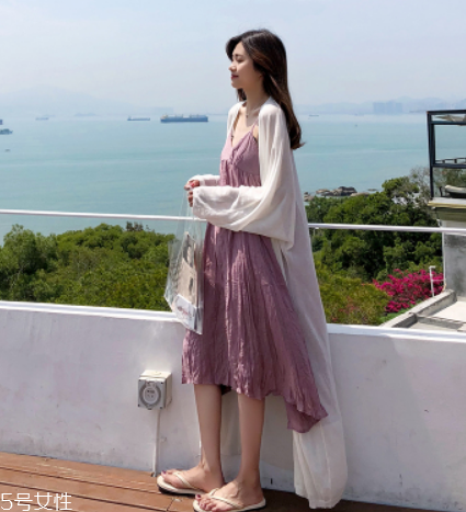 吊帶裙怎么穿好看？吊帶裙穿搭技巧