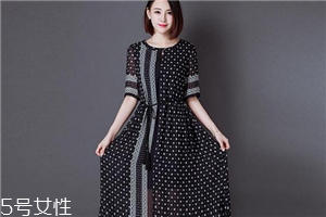 黑色連衣裙怎么搭配？黑色連衣裙搭配技巧