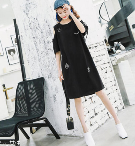 黑色連衣裙怎么搭配？黑色連衣裙搭配技巧