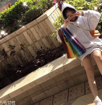 ashish彩虹亮片包多少錢？ashish彩虹亮片包價格