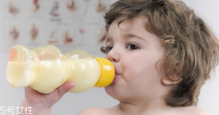 1到3歲奶與輔食哪個(gè)重要 1到3歲怎么補(bǔ)充營(yíng)養(yǎng) 1到3歲奶與輔食哪個(gè)重要 1到3歲怎么補(bǔ)充營(yíng)養(yǎng)