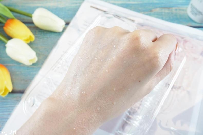 雅詩蘭黛晶透沁白防曬搖搖乳成膜快嗎？適合油痘皮嗎？