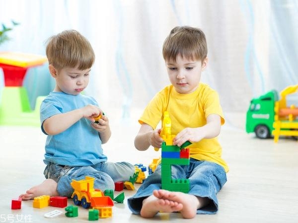 嬰幼兒不能玩什么玩具 嬰幼兒階段危險玩具排行 嬰幼兒不能玩什么玩具 嬰幼兒階段危險玩具排行