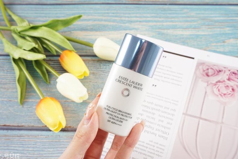 雅詩蘭黛晶透沁白防曬搖搖乳成膜快嗎？適合油痘皮嗎？