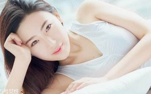 晚上敷面膜好還是早上敷面膜好 晚上敷完面膜要洗臉嗎 晚上敷面膜好還是早上敷面膜好 晚上敷完面膜要洗臉嗎