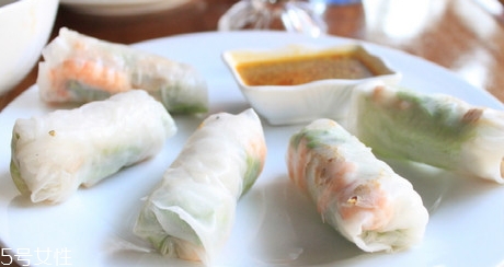 越南春卷皮用冷水還是熱水泡？越南春卷皮泡多久