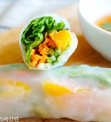 越南春卷皮用冷水還是熱水泡？越南春卷皮泡多久