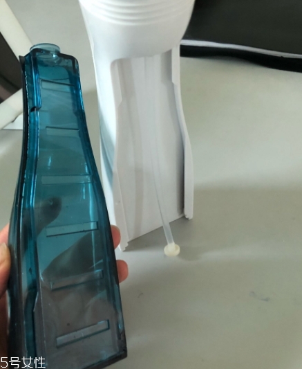 沖牙器和牙線哪個好？沖牙器和牙線的優(yōu)缺點