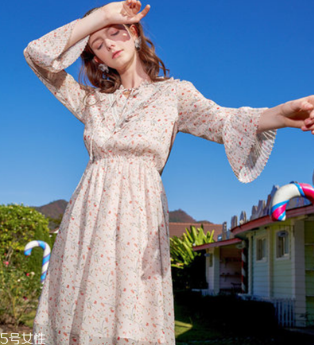 a字裙怎么搭配？a字裙穿搭技巧