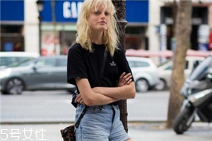 黑色t恤怎么搭配？黑色t恤搭配技巧