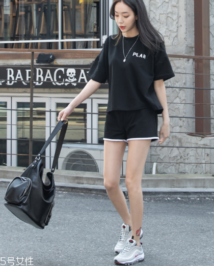 黑色t恤怎么搭配？黑色t恤搭配技巧