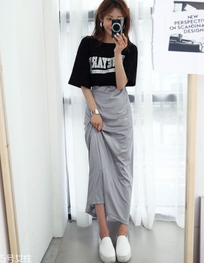 黑色t恤怎么搭配？黑色t恤搭配技巧