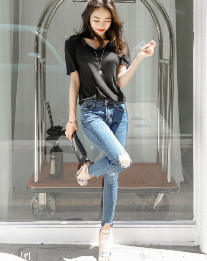 黑色t恤怎么搭配？黑色t恤搭配技巧