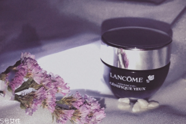 蘭蔻小黑瓶發(fā)光眼霜能涂在眼周嗎 長脂肪粒嗎 蘭蔻小黑瓶發(fā)光眼霜能涂在眼周嗎 長脂肪粒嗎