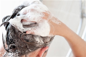 頭發(fā)毛躁怎么變得柔順光滑呢 頭發(fā)毛躁怎么變得柔順光滑呢