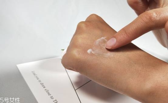 雅芳VC美白祛斑精華怎么用 雅芳VC美白祛斑精華使用步驟 雅芳VC美白祛斑精華怎么用 雅芳VC美白祛斑精華使用步驟