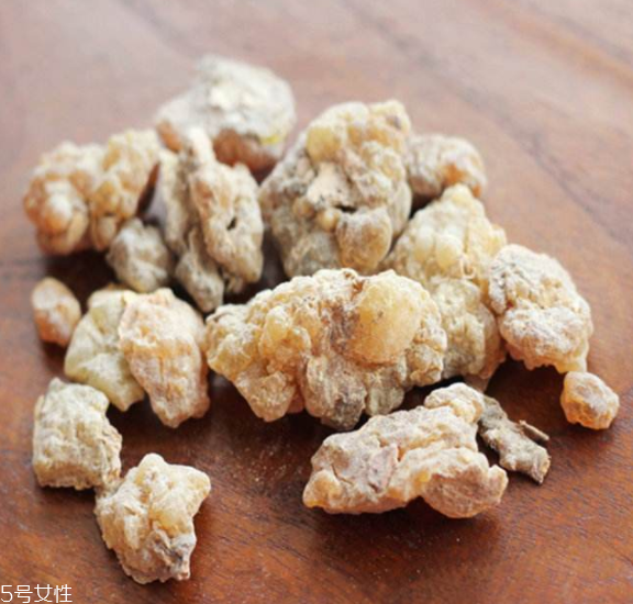 乳香純露可以吃嗎 乳香純露的內(nèi)服功效 乳香純露可以吃嗎 乳香純露的內(nèi)服功效