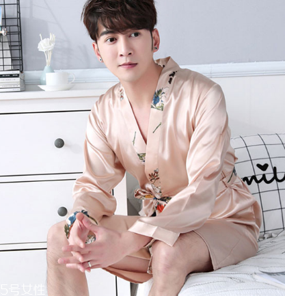 睡袍可以穿來睡覺嗎？睡袍能不能穿著睡覺