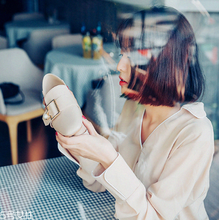 單鞋要買大還是買??？單鞋買大點還是小點好