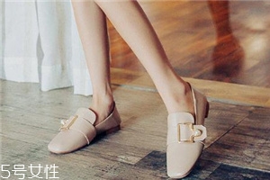 單鞋要買大還是買?。繂涡I大點還是小點好