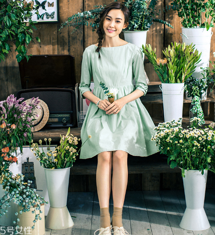 純色連衣裙怎么搭配？純色連衣裙搭配圖片