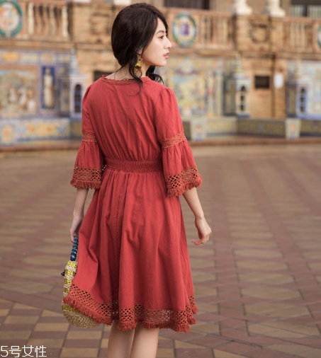 純色連衣裙怎么搭配？純色連衣裙搭配圖片