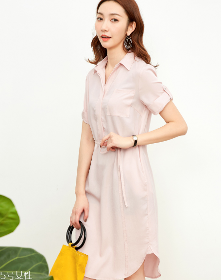 純色連衣裙怎么搭配？純色連衣裙搭配圖片