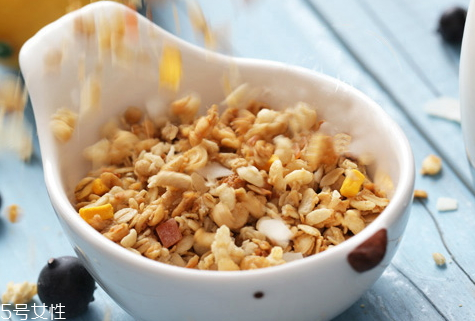 麥片長(zhǎng)蟲了還能吃嗎 麥片生蟲的原因 麥片長(zhǎng)蟲了還能吃嗎 麥片生蟲的原因