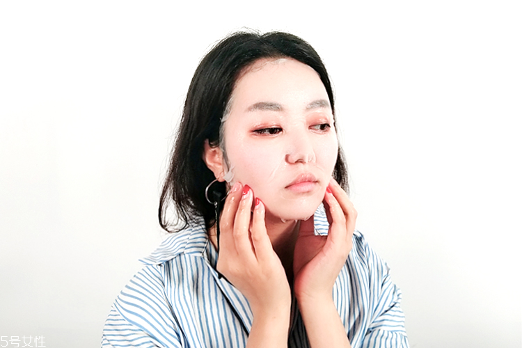 一葉子清顏凈膚碳黑面膜適合油皮嗎？適合夏天嗎？