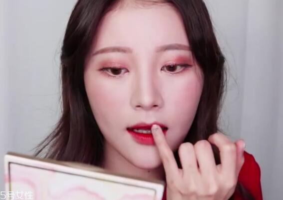 西柚色眼影適合什么人 西柚色眼影適合的膚色 西柚色眼影適合什么人 西柚色眼影適合的膚色