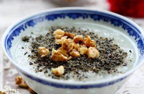 麥片可以和芝麻一起吃嗎 芝麻麥片的吃法 麥片可以和芝麻一起吃嗎 芝麻麥片的吃法