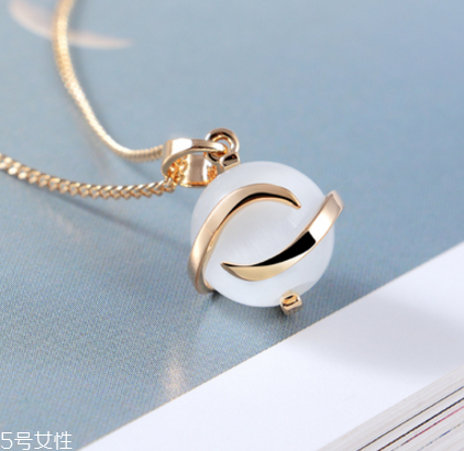 項(xiàng)鏈?zhǔn)屈S金還是鉑金好？項(xiàng)鏈買(mǎi)黃金還是鉑金