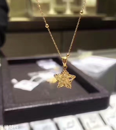 項(xiàng)鏈?zhǔn)屈S金還是k金好？項(xiàng)鏈選黃金還是k金