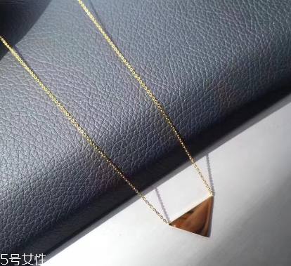 項鏈可以戴著睡覺嗎？項鏈睡覺戴好不好