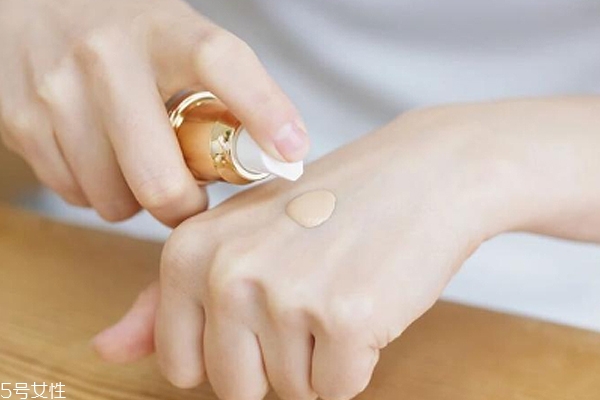 bb霜和粉底液哪個好 bb霜挑選技巧 bb霜和粉底液哪個好 bb霜挑選技巧