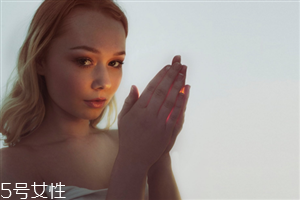 有熒光反應(yīng)的面膜是有熒光劑嗎 如何避開有熒光劑的面膜 有熒光反應(yīng)的面膜是有熒光劑嗎 如何避開有熒光劑的面膜