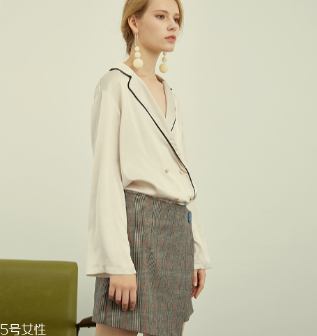 絲質(zhì)襯衫怎么搭配？絲質(zhì)襯衫搭配圖片