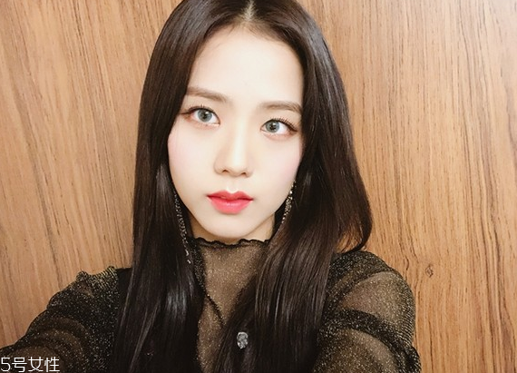 2018染什么發(fā)色 2018娛樂圈正流行清新黑 2018染什么發(fā)色 2018娛樂圈正流行清新黑