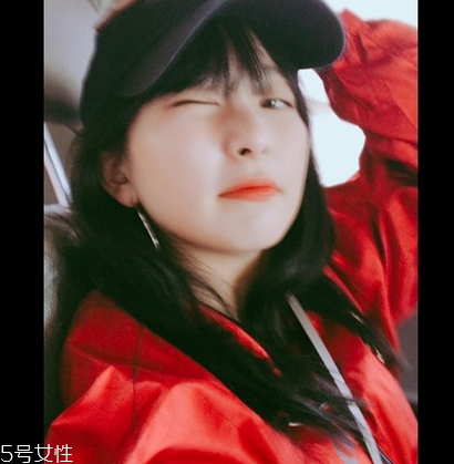 2018染什么發(fā)色 2018娛樂圈正流行清新黑 2018染什么發(fā)色 2018娛樂圈正流行清新黑