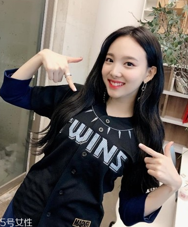 2018染什么發(fā)色 2018娛樂圈正流行清新黑 2018染什么發(fā)色 2018娛樂圈正流行清新黑