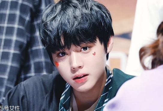 2018染什么發(fā)色 2018娛樂圈正流行清新黑 2018染什么發(fā)色 2018娛樂圈正流行清新黑