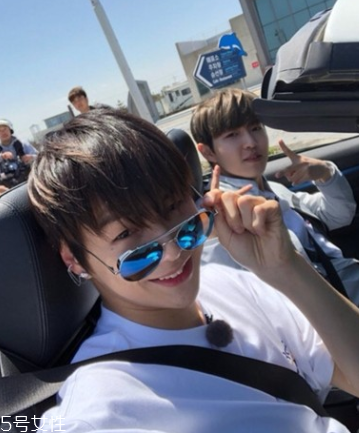 2018染什么發(fā)色 2018娛樂圈正流行清新黑 2018染什么發(fā)色 2018娛樂圈正流行清新黑