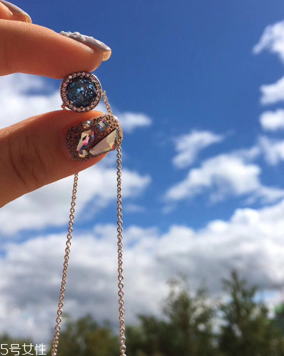 項(xiàng)鏈上刻什么字好？項(xiàng)鏈上一般刻什么字