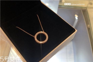 項鏈上刻什么字好？項鏈上一般刻什么字