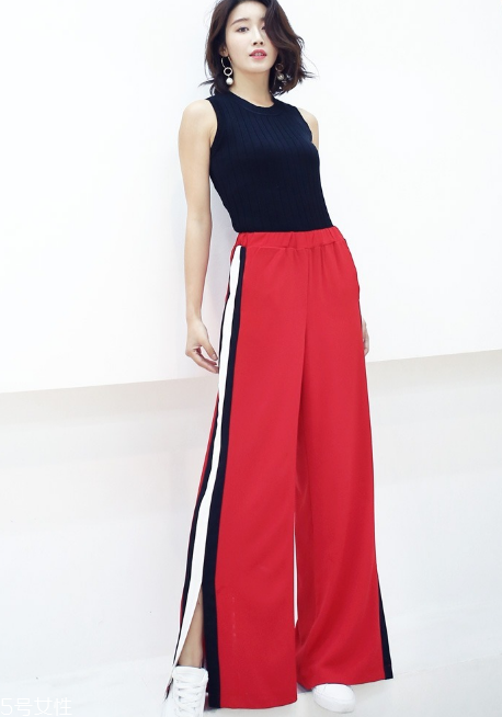 開叉褲子搭配什么上衣？開叉褲子搭配圖片